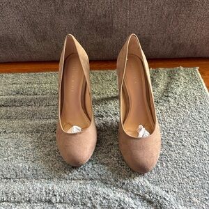 Kelly and Katie Tan Heels